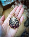 Naszyjnik handmade z naturalną muszlą i złoconym hematytem. Autorska mikromakrama IMVELO inspirowana morzem, naturą i stylem boho, pojedynczy egzemplarz.