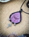 Ręcznie wykonany naszyjnik z naturalną fioletową muszlą w technice mikromakramy. Autorska biżuteria handmade IMVELO z czarnego sznurka Linhasita, hematytem, zawieszką kwiat lotosu i regulowaną długością.