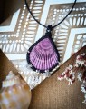 Unikatowy naszyjnik z naturalną muszlą w odcieniach fioletu wykonany metodą mikromakramy. Polska biżuteria handmade z hematytem, srebrnymi dodatkami i symbolem kwiatu lotosu.