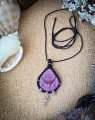 Biżuteria handmade z naturalną muszlą zabezpieczoną bezbarwnym lakierem. Regulowany naszyjnik z czarnego sznurka Linhasita, hematytu i zawieszki lotos dla kobiet kochających naturę.