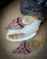 Kolczyki handmade z motywem lotosu wykonane techniką mikromakramy. Biżuteria boho z trwałego sznurka Linhasita, idealna na prezent dla kobiety.