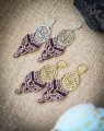 Lekkie kolczyki handmade z motywem lotosu. Polska biżuteria artystyczna wykonana metodą mikromakramy z wysokiej jakości sznurka Linhasita w naturalnych kolorach.