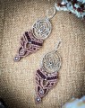 Srebrne kolczyki z kwiatem lotosu wykonane techniką mikromakramy. Polska biżuteria handmade z trwałego sznurka Linhasita, hematytu i delikatnych naturalnych kolorów.