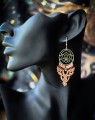 Kolczyki handmade z motywem lotosu i srebrnym hematytem. Autorska biżuteria boho wykonana ręcznie z wysokiej jakości sznurka Linhasita dla kobiet ceniących wyjątkowe dodatki.