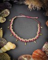 Boho bransoletka na kostkę handmade z regulacją długości, wykonana techniką mikromakramy z brazylijskiego sznurka Linhasita i ozdobiona złoconymi zawieszkami.