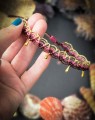 Bransoletka na kostkę z mikromakramy w naturalnych kolorach inspirowanych naturą. Regulowana biżuteria handmade dla kobiet ceniących unikatowe dodatki.