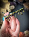 Boho bransoletka na kostkę z ręcznym splotem makramowym i zawieszkami antyczny brąz. Unikatowa biżuteria handmade wykonana w Polsce z oryginalnego sznurka Linhasita.