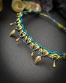 Regulowana bransoletka na kostkę handmade do letnich stylizacji. Mikromakrama ze sznurka Linhasita w odcieniach granatu, morskiego błękitu i oliwkowej zieleni.