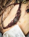 Choker z naturalnym fasetowanym labradorytem wykonany techniką mikromakramy. Ręcznie pleciony naszyjnik boho ze sznurka Linhasita w kolorach brązu, beżu i zieleni z regulacją długości.