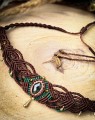 Ręcznie wykonany choker z labradorytem i złoconymi hematytami. Autorska biżuteria boho z mikromakramy wykonana z brazylijskiego sznurka Linhasita i sygnowana zawieszką IMVELO.