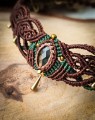 Autorski choker Imvelo z mikromakramy wykonany ręcznie z naturalnym labradorytem. Unikatowy naszyjnik boho inspirowany naturą i rzemiosłem artystycznym.