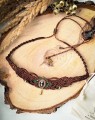 Regulowany choker z labradorytem wykonany ze sznurka Linhasita. Ręcznie pleciona biżuteria z kamieni naturalnych dla kobiet ceniących styl boho i handmade.