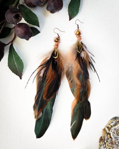 Ręcznie robione długie kolczyki z naturalnych piór i kamienia Tygrysie Oko, biżuteria boho z miedzi, autorska biżuteria z kamieni naturalnych, lekkie kolczyki inspirowane naturą dla kobiet.