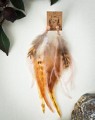 Ręcznie robione długie kolczyki z naturalnych piór i Kamienia Słonecznego, biżuteria boho z miedzi, autorska biżuteria z kamieni naturalnych, lekkie kolczyki inspirowane naturą dla kobiet.