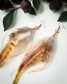 Długie kolczyki boho z naturalnych piór i Kamienia Słonecznego, rękodzieło, biżuteria z kamieni naturalnych, autorski projekt, lekkie kolczyki do letnich stylizacji.