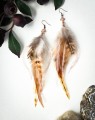 Kolczyki z naturalnych piór, Kamienia Słonecznego i miedzi, ręcznie robiona biżuteria boho, prezent dla miłośniczki natury, autorska biżuteria IMVELO z kamieni naturalnych.
