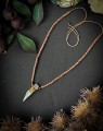 Naszyjnik z naturalnym Kryształem Górskim, złoconym hematytem i zawieszką w formie spiralnego kwiatu, autorska biżuteria handmade, regulowany choker i długi naszyjnik.