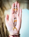 czarna biżuteria z bursztynem i lunulą, naszyjnik handmade dla kobiet, naturalne kamienie, rękodzieło premium, wyjątkowy naszyjnik