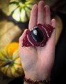 elegancka spinka do włosów handmade z czarnym onyksem, czerwona mikromakrama, naturalne kamienie, rękodzieło