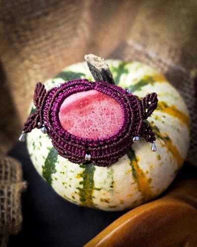 ręcznie robiona spinka do włosów z naturalnym koralem, biżuteria handmade, mikromakrama, ozdoba do włosów boho, unikatowe rękodzieło