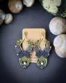 ręcznie robione kolczyki mikromakrama, zielono-szara biżuteria handmade, kolczyki boho ze złotymi detalami, unikatowe rękodzieło Imvelo