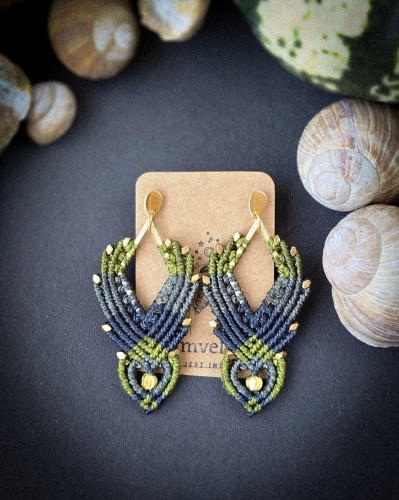 ręcznie robione kolczyki mikromakrama, zielono-szara biżuteria handmade, kolczyki boho ze złotymi detalami, unikatowe rękodzieło Imvelo