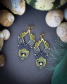 unikatowe kolczyki boho handmade, ręcznie wykonana biżuteria damska, mikromakrama w odcieniach zieleni i szarości, złote akcenty