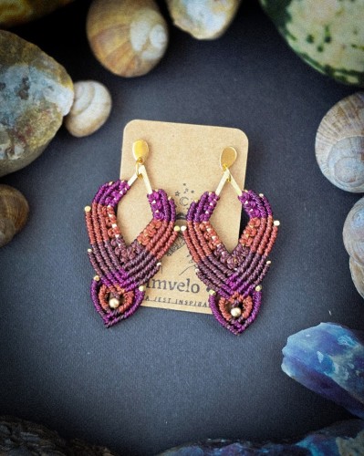 ręcznie robione kolczyki mikromakrama, śliwkowe i miedziane kolczyki handmade, kolorowa biżuteria damska, unikatowe rękodzieło boho Imvelo