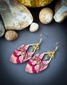 ręcznie robione kolczyki mikromakrama, różowo-czerwona biżuteria handmade, kolorowe kolczyki damskie, unikatowe rękodzieło boho Imvelo