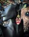kolorowe kolczyki handmade dla kobiet, ręcznie pleciona mikromakrama, różowe i czerwone dodatki, artystyczna biżuteria boho