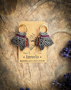 Kolczyki zielone liście z mikromakramy, złota stal chirurgiczna, biżuteria boho handmade Imvelo