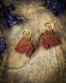 alternatywna biżuteria handmade, kolczyki z mikromakramy w kształcie liści, naturalne kolory do stylizacji boho