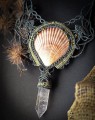 duża kolia handmade z muszlą i kwarcem różowym, ręcznie robiona biżuteria z kamieni naturalnych, naszyjnik mikromakrama dark boho Imvelo