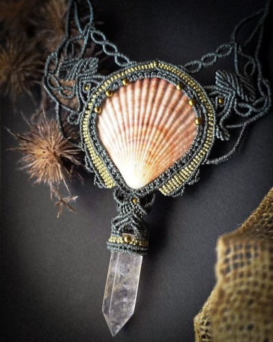 duża kolia handmade z muszlą i kwarcem różowym, ręcznie robiona biżuteria z kamieni naturalnych, naszyjnik mikromakrama dark boho Imvelo