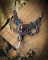 kolia z bursztynem i kryształem górskim, ręcznie robiona biżuteria z kamieni naturalnych, granatowa mikromakrama handmade, naszyjnik Imvelo