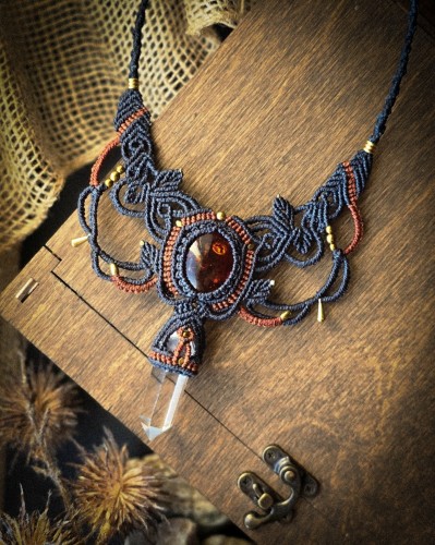 kolia z bursztynem i kryształem górskim, ręcznie robiona biżuteria z kamieni naturalnych, granatowa mikromakrama handmade, naszyjnik Imvelo
