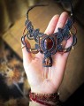 duży naszyjnik artystyczny z bursztynem, kryształ górski oszlifowany w podwójny grot, rękodzieło handmade, biżuteria dark boho dla kobiet
